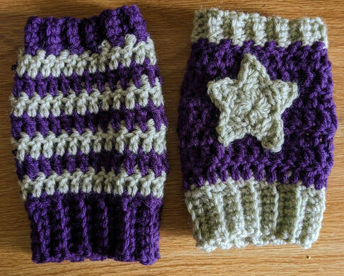 short mismatch gloves ($10)